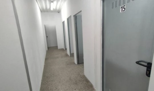 Pasillo de trasteros con puertas azules y amarillas